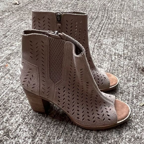 Toms Women's Majorca Peep Toe Booties Perforated Leaf Suede Side Zipper Size 6 - Picture 2 of 8